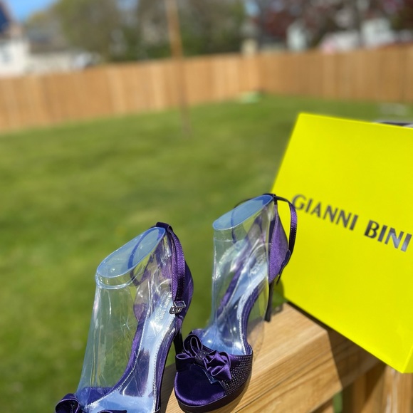 Gianni Bini Plush Purple Heels size 9M has a 4 inches heel w/ 1/2 inch platform - Picture 3 of 4